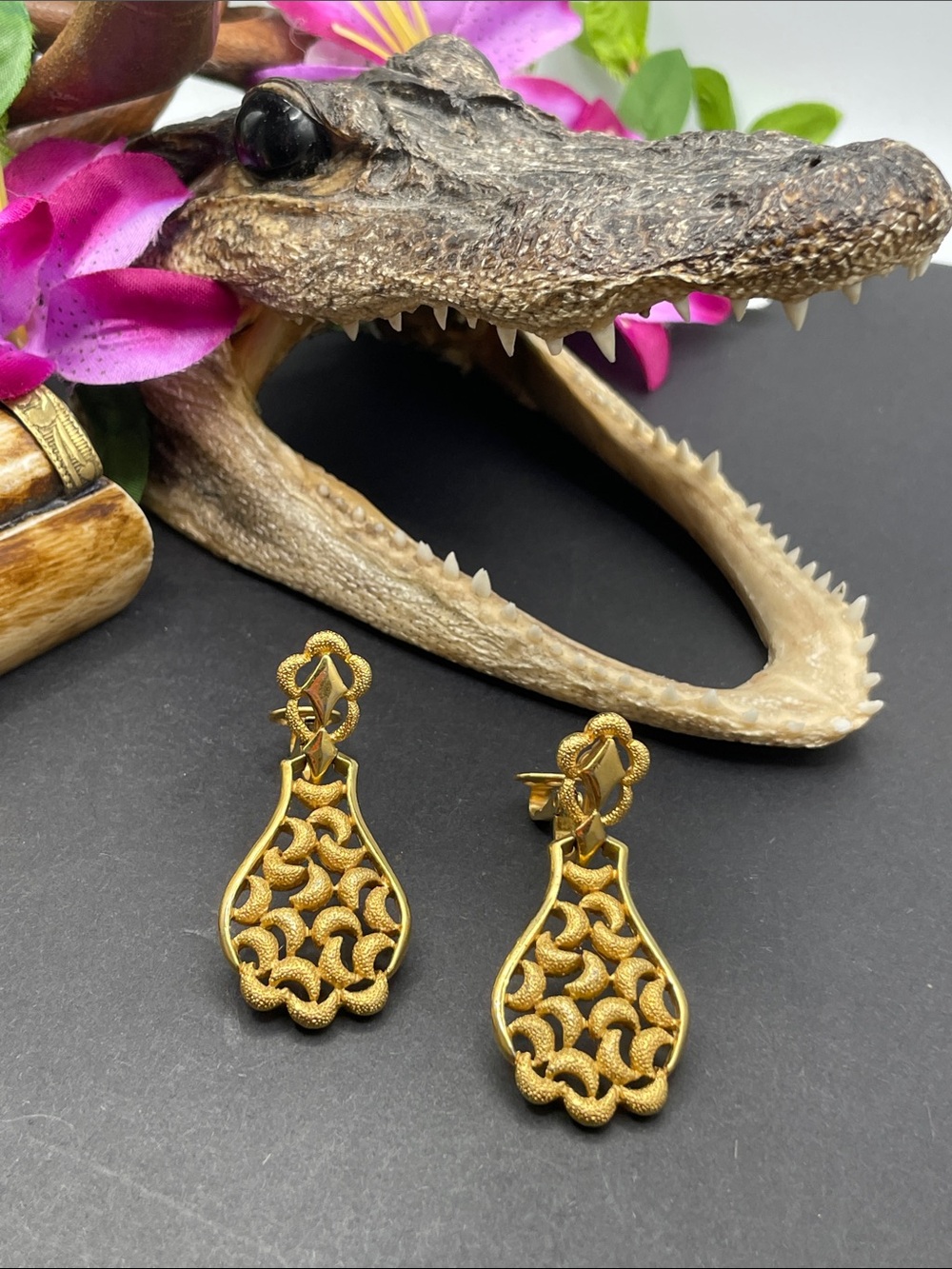 Crown Trifari gold tone dangle earrings vintage